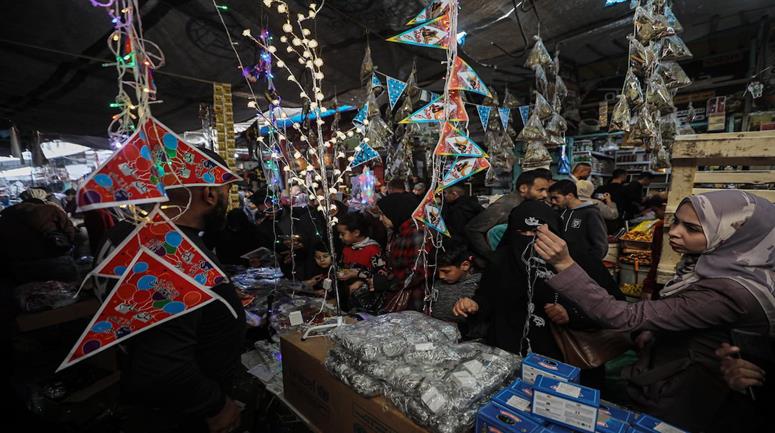 استعدادات المواطنين لشهر رمضان المبارك في مدينة غزة